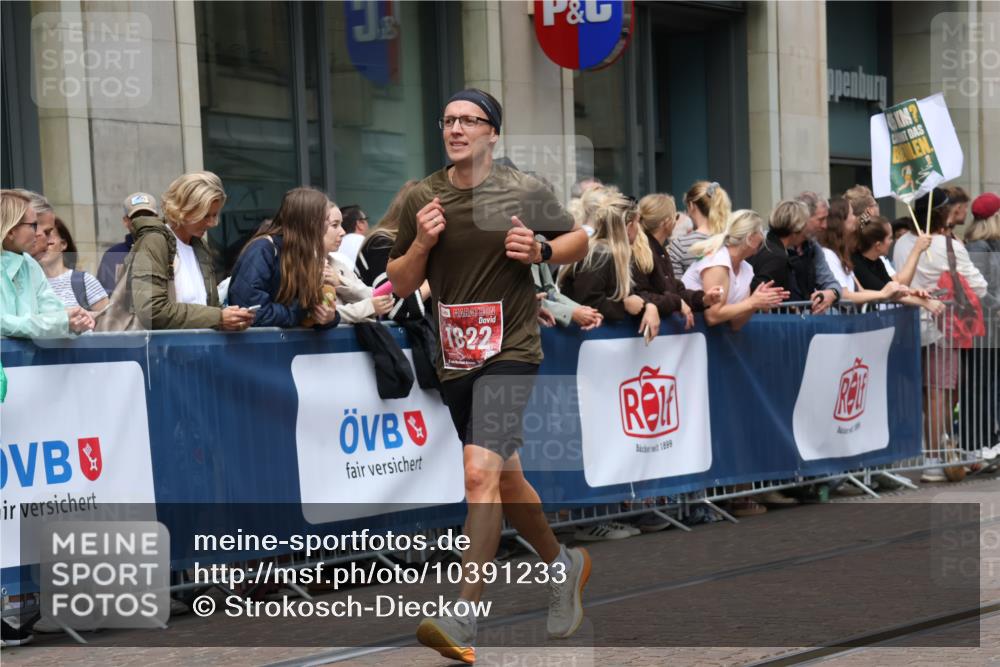 13.09.2026 - 21. swb-Marathon Bremen Strokosch-Dieckow http://msf.ph/oto/10391233 13.09.2026 13:05:18 Ziel 439, 1017, 1301, 1562, 1879, 2538, 3242, 3271, 4157, 5092, 5199, 5725, 6025, 6579, 7141, 8973, 1336, 1822, 2297, 3196, 3365, 4025, 4729, 7102, 9273 meine-sportfotos.de