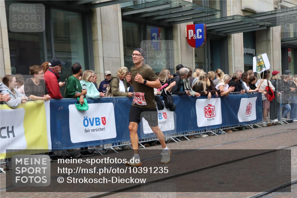 13.09.2026 - 21. swb-Marathon Bremen Strokosch-Dieckow http://msf.ph/oto/10391235 13.09.2026 13:05:19 Ziel 439, 1017, 1301, 1562, 1879, 2538, 3242, 3271, 4157, 5092, 5199, 5725, 6025, 6579, 7141, 8973, 439, 1336, 1822, 2297, 3196, 3365, 4025, 4729, 7102, 9273 meine-sportfotos.de