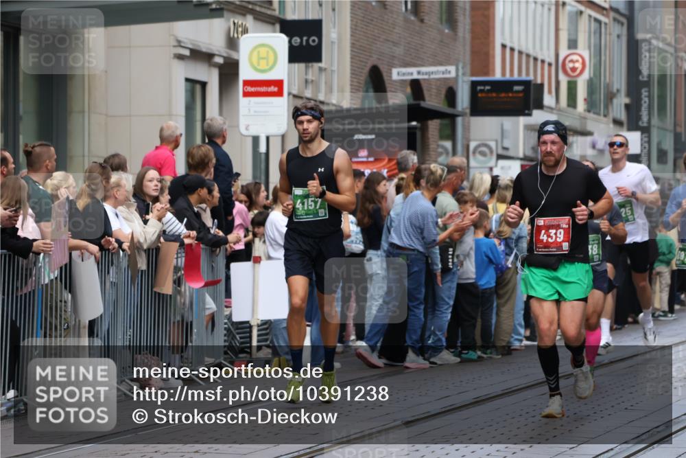 13.09.2026 - 21. swb-Marathon Bremen Strokosch-Dieckow http://msf.ph/oto/10391238 13.09.2026 13:05:26 Ziel 1017, 1301, 1562, 1745, 1879, 2538, 3242, 3271, 3520, 4157, 5199, 5725, 6025, 6058, 6579, 8706, 8877, 8973, 9010, 439, 1822, 2297, 3365, 4025, 4729, 5092, 7102, 7141, 9273 meine-sportfotos.de
