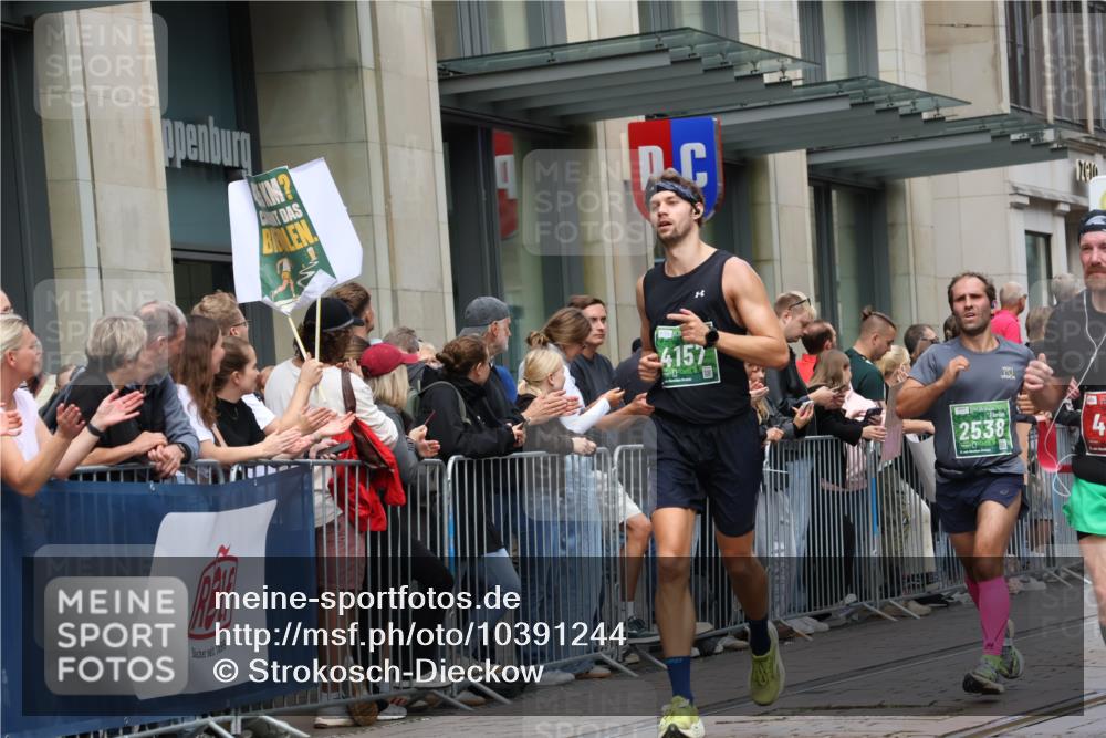 13.09.2026 - 21. swb-Marathon Bremen Strokosch-Dieckow http://msf.ph/oto/10391244 13.09.2026 13:05:29 Ziel 1017, 1301, 1562, 1745, 1879, 2538, 3242, 3520, 4157, 4712, 5199, 6025, 6058, 6579, 8334, 8706, 8877, 8973, 9010, 9918, 439, 1822, 2297, 3271, 3365, 4025, 5092, 5199, 5725, 6579, 7102, 7141, 9273 meine-sportfotos.de