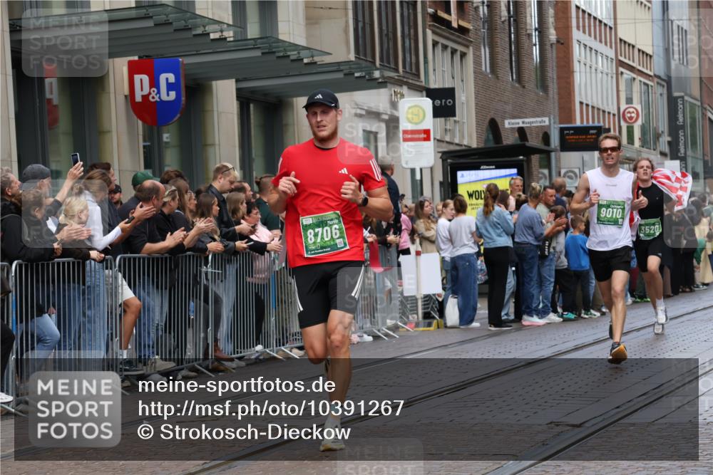 13.09.2026 - 21. swb-Marathon Bremen Strokosch-Dieckow http://msf.ph/oto/10391267 13.09.2026 13:05:34 Ziel 681, 1017, 1301, 1745, 1879, 2538, 3297, 3520, 4157, 4712, 5803, 6025, 6058, 7399, 8334, 8706, 8877, 8973, 8983, 9010, 9429, 9918, 439, 1562, 3242, 3271, 3365, 4025, 5092, 5199, 5725, 6579, 7141, 9273 meine-sportfotos.de