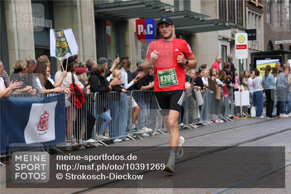 13.09.2026 - 21. swb-Marathon Bremen Strokosch-Dieckow http://msf.ph/oto/10391269 13.09.2026 13:05:34 Ziel 681, 1017, 1301, 1745, 1879, 2538, 3297, 3520, 4157, 4712, 5803, 6025, 6058, 7399, 8334, 8706, 8877, 8973, 8983, 9010, 9429, 9918, 439, 1562, 3242, 3271, 3365, 4025, 5092, 5199, 5725, 6579, 7141, 9273 meine-sportfotos.de