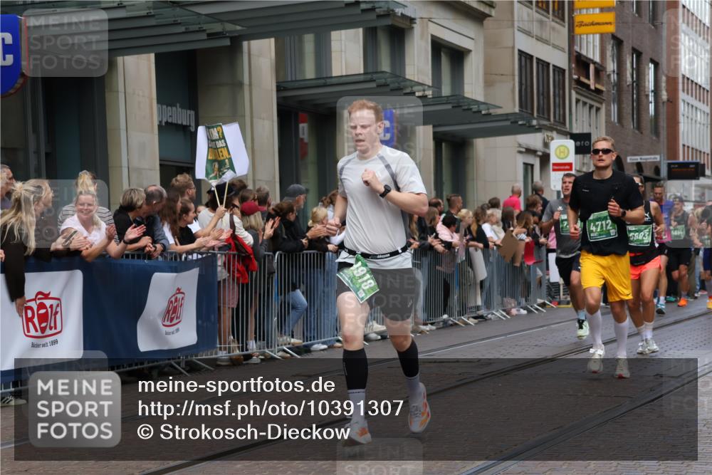 13.09.2026 - 21. swb-Marathon Bremen Strokosch-Dieckow http://msf.ph/oto/10391307 13.09.2026 13:05:44 Ziel 681, 1745, 3297, 3466, 3520, 4614, 4712, 5803, 6058, 6686, 7336, 7399, 8334, 8670, 8706, 8877, 8983, 9010, 9429, 9918, 439, 1017, 1301, 1562, 1879, 2538, 3242, 3271, 4157, 5092, 5199, 5725, 6025, 6579, 7141, 8973 meine-sportfotos.de