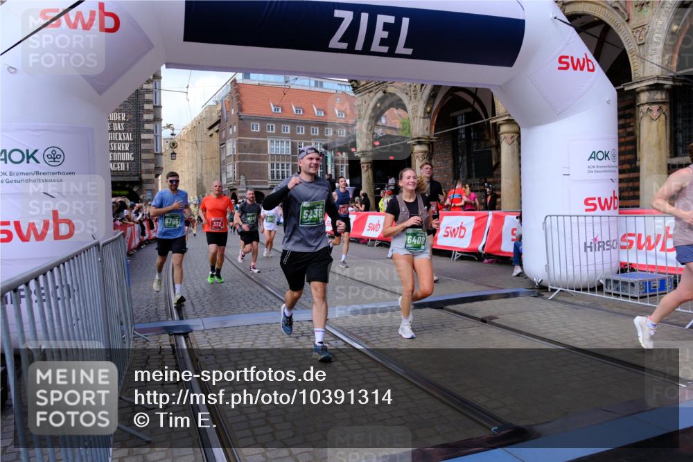 13.09.2026 - 21. swb-Marathon Bremen Tim E. http://msf.ph/oto/10391314 13.09.2026 13:37:14 Ziel 551, 813, 843, 950, 1285, 1641, 1849, 2241, 2275, 2930, 3122, 3541, 3635, 3787, 3874, 3909, 3998, 4261, 4335, 4410, 4448, 5236, 5355, 5447, 5823, 6056, 6269, 6408, 6431, 6966, 7046, 7398, 7445, 7640, 7937, 8034, 8498, 8685, 8839, 9310, 9331, 9415, 9589, 9807, 9840 meine-sportfotos.de