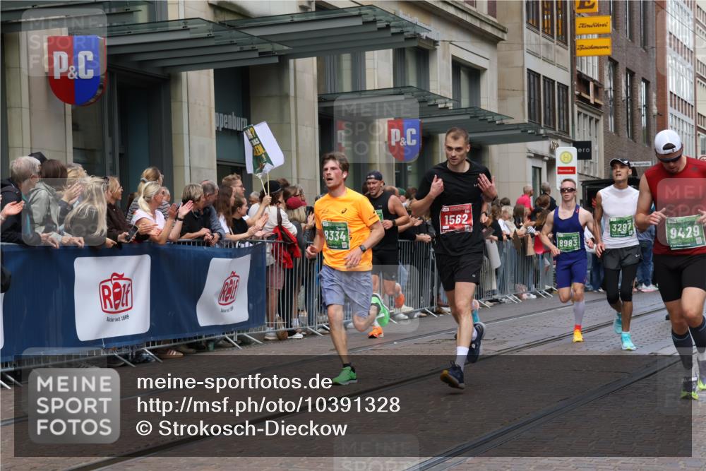 13.09.2026 - 21. swb-Marathon Bremen Strokosch-Dieckow http://msf.ph/oto/10391328 13.09.2026 13:05:48 Ziel 474, 681, 1901, 3297, 3466, 4614, 4712, 5803, 6058, 6686, 7336, 7399, 8334, 8670, 8877, 8983, 9429, 9918, 9934, 1017, 1301, 1562, 1745, 1879, 2538, 3242, 3271, 3520, 4157, 5199, 5725, 6025, 6579, 7141, 8706, 8973, 9010 meine-sportfotos.de