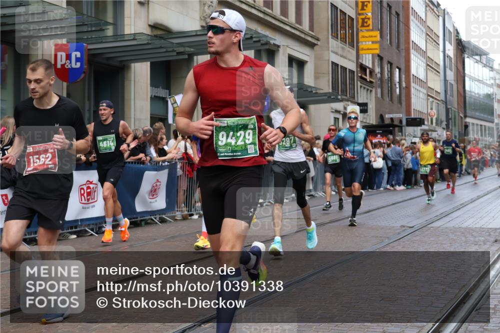 13.09.2026 - 21. swb-Marathon Bremen Strokosch-Dieckow http://msf.ph/oto/10391338 13.09.2026 13:05:49 Ziel 474, 681, 1901, 3297, 3466, 4614, 4712, 5803, 6058, 6686, 7336, 7399, 8334, 8670, 8877, 8983, 9429, 9918, 9934, 1017, 1301, 1562, 1745, 1879, 2538, 3242, 3271, 3520, 4157, 5199, 5725, 6025, 6058, 6579, 7141, 8706, 8973, 9010 meine-sportfotos.de