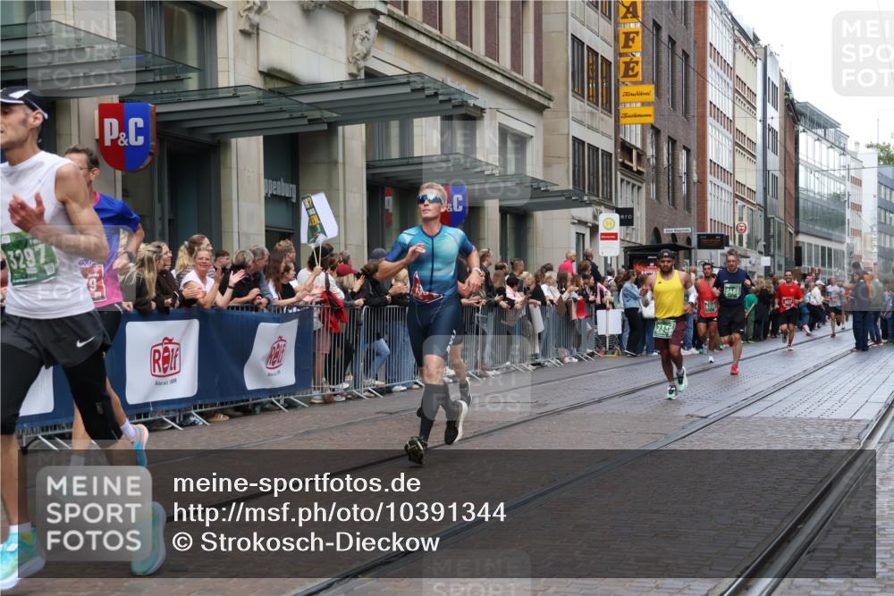 13.09.2026 - 21. swb-Marathon Bremen Strokosch-Dieckow http://msf.ph/oto/10391344 13.09.2026 13:05:51 Ziel 474, 681, 1901, 3297, 3466, 4614, 4712, 5803, 6686, 7336, 7399, 8334, 8670, 8983, 9429, 9918, 9934, 1017, 1301, 1562, 1745, 1879, 2538, 3242, 3271, 3520, 4157, 5199, 5725, 6025, 6058, 6579, 8706, 8877, 8973, 9010 meine-sportfotos.de