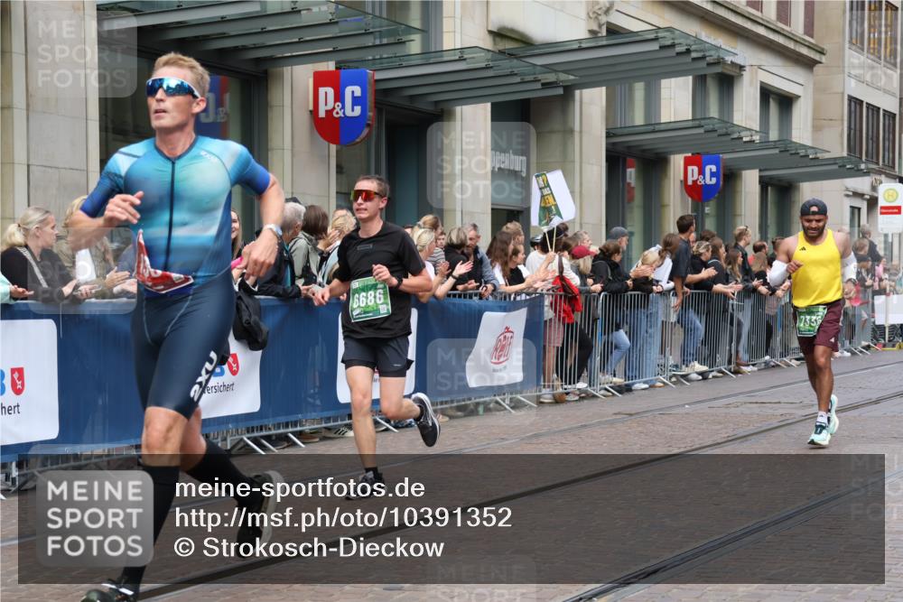 13.09.2026 - 21. swb-Marathon Bremen Strokosch-Dieckow http://msf.ph/oto/10391352 13.09.2026 13:05:52 Ziel 474, 681, 1901, 3297, 3466, 4614, 4712, 5803, 6686, 7336, 7399, 8334, 8670, 8983, 9429, 9918, 9934, 1017, 1301, 1562, 1745, 1879, 2538, 3242, 3271, 3520, 4157, 5199, 5725, 6025, 6058, 6579, 8706, 8877, 8973, 9010 meine-sportfotos.de