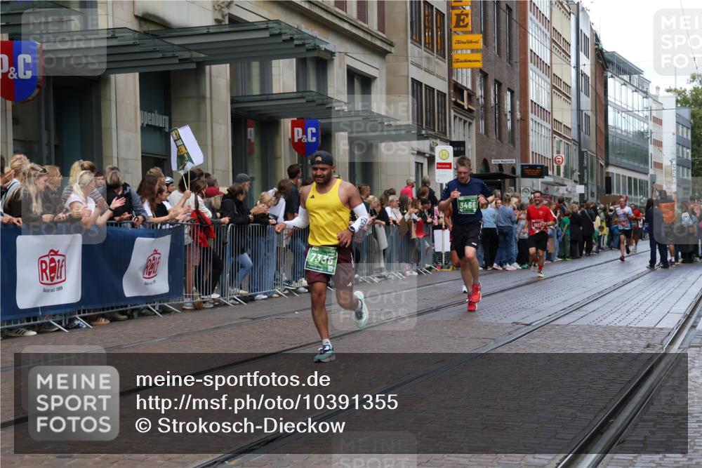 13.09.2026 - 21. swb-Marathon Bremen Strokosch-Dieckow http://msf.ph/oto/10391355 13.09.2026 13:05:53 Ziel 474, 681, 1901, 3297, 3466, 4614, 4712, 5803, 6686, 7336, 7399, 8334, 8670, 8983, 9429, 9918, 9934, 1017, 1301, 1562, 1745, 1879, 2538, 3242, 3520, 4157, 5199, 5725, 6025, 6058, 6579, 8706, 8877, 8973, 9010 meine-sportfotos.de