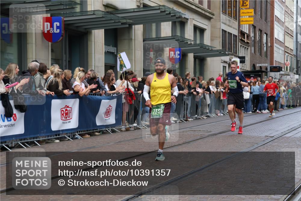 13.09.2026 - 21. swb-Marathon Bremen Strokosch-Dieckow http://msf.ph/oto/10391357 13.09.2026 13:05:53 Ziel 474, 681, 1901, 3297, 3466, 4614, 4712, 5803, 6686, 7336, 7399, 8334, 8670, 8983, 9429, 9918, 9934, 1017, 1301, 1562, 1745, 1879, 2538, 3242, 3520, 4157, 5199, 5725, 6025, 6058, 6579, 8706, 8877, 8973, 9010 meine-sportfotos.de