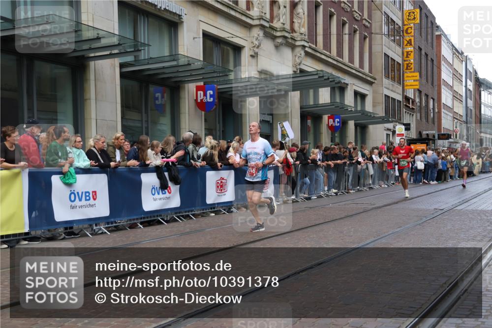 13.09.2026 - 21. swb-Marathon Bremen Strokosch-Dieckow http://msf.ph/oto/10391378 13.09.2026 13:06:02 Ziel 474, 1901, 1921, 3466, 6686, 7336, 7590, 8621, 8670, 9934, 13148, 681, 1017, 1745, 1879, 2538, 3297, 3520, 4157, 4614, 4712, 5803, 6025, 6058, 6686, 7399, 8334, 8706, 8877, 8973, 8983, 9010, 9429, 9918 meine-sportfotos.de