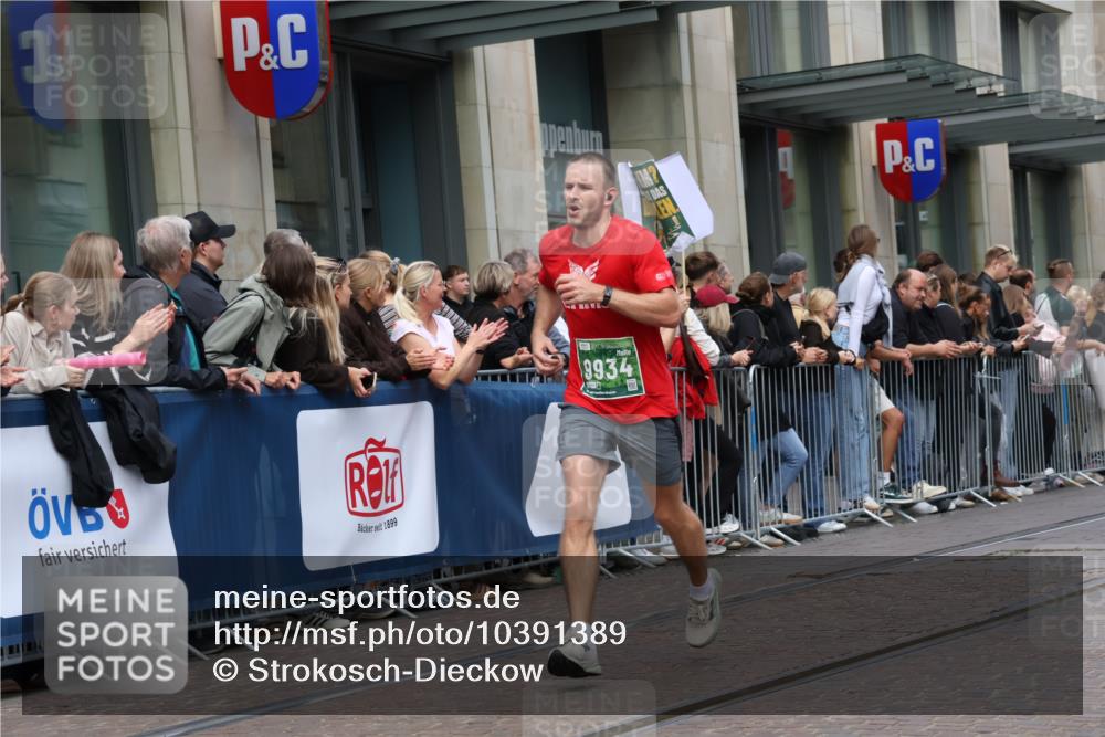 13.09.2026 - 21. swb-Marathon Bremen Strokosch-Dieckow http://msf.ph/oto/10391389 13.09.2026 13:06:04 Ziel 474, 1770, 1901, 1921, 2832, 3466, 7336, 7590, 8621, 8670, 9934, 13148, 681, 1017, 1745, 2538, 3297, 3466, 3520, 4157, 4614, 4712, 5803, 6025, 6058, 6686, 7399, 8334, 8706, 8877, 8973, 8983, 9010, 9429, 9918 meine-sportfotos.de