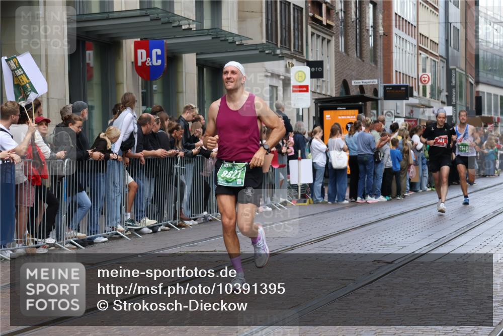 13.09.2026 - 21. swb-Marathon Bremen Strokosch-Dieckow http://msf.ph/oto/10391395 13.09.2026 13:06:06 Ziel 474, 1770, 1901, 1921, 2832, 4777, 7590, 8621, 8670, 9934, 13148, 681, 1017, 1745, 2538, 3297, 3466, 3520, 4157, 4614, 4712, 5803, 6025, 6058, 6686, 7336, 7399, 8334, 8706, 8877, 8973, 8983, 9010, 9429, 9918 meine-sportfotos.de