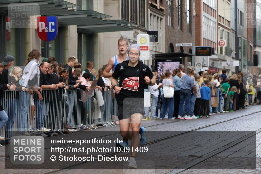13.09.2026 - 21. swb-Marathon Bremen Strokosch-Dieckow http://msf.ph/oto/10391409 13.09.2026 13:06:10 Ziel 474, 508, 1770, 1901, 1921, 2832, 3910, 4777, 7590, 8621, 9934, 13148, 681, 1745, 3297, 3466, 3520, 4614, 4712, 5803, 6058, 6686, 7336, 7399, 8334, 8670, 8706, 8877, 8983, 9010, 9429, 9918 meine-sportfotos.de