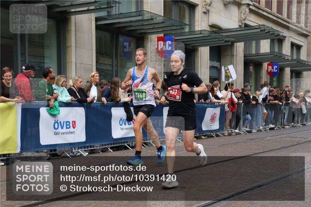 13.09.2026 - 21. swb-Marathon Bremen Strokosch-Dieckow http://msf.ph/oto/10391420 13.09.2026 13:06:12 Ziel 474, 508, 788, 1770, 1921, 2832, 3910, 4777, 6951, 7590, 8621, 9934, 13148, 681, 1901, 3297, 3466, 4614, 4712, 5803, 6058, 6686, 7336, 7399, 8334, 8670, 8877, 8983, 9429, 9918 meine-sportfotos.de