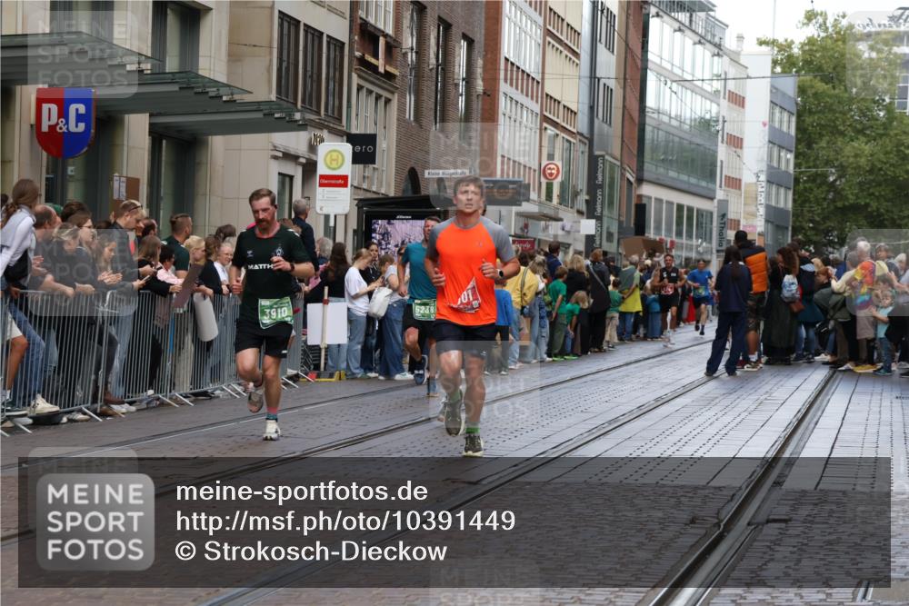 13.09.2026 - 21. swb-Marathon Bremen Strokosch-Dieckow http://msf.ph/oto/10391449 13.09.2026 13:06:22 Ziel 508, 521, 788, 1009, 1770, 1921, 2832, 3127, 3910, 4574, 4777, 5238, 6784, 6951, 7590, 8580, 13148, 474, 681, 1901, 3297, 3466, 4614, 5803, 6686, 7336, 8621, 8670, 8983, 9429, 9934, 13148 meine-sportfotos.de