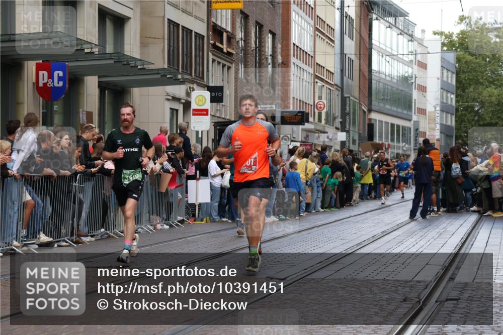 13.09.2026 - 21. swb-Marathon Bremen Strokosch-Dieckow http://msf.ph/oto/10391451 13.09.2026 13:06:22 Ziel 508, 521, 788, 1009, 1770, 1921, 2832, 3127, 3910, 4574, 4777, 5238, 6784, 6951, 7590, 8580, 13148, 474, 681, 1901, 3297, 3466, 4614, 5803, 6686, 7336, 8621, 8670, 8983, 9429, 9934, 13148 meine-sportfotos.de