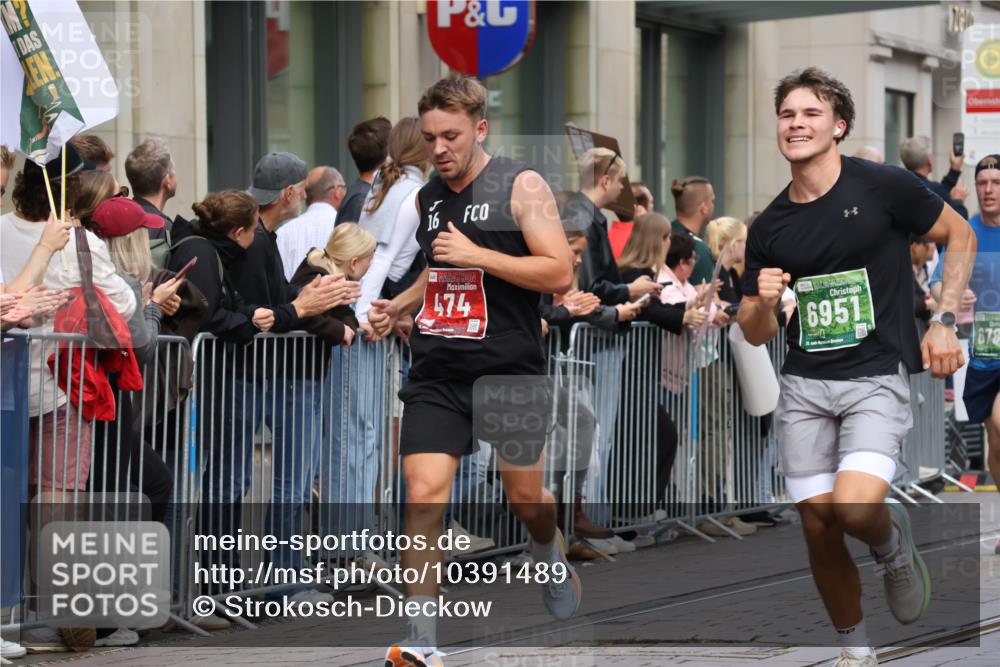 13.09.2026 - 21. swb-Marathon Bremen Strokosch-Dieckow http://msf.ph/oto/10391489 13.09.2026 13:06:31 Ziel 508, 521, 749, 788, 1009, 3127, 3910, 4574, 4777, 5238, 6784, 6951, 8580, 8888, 9708, 474, 1770, 1901, 1921, 2832, 4777, 7590, 8621, 8670, 9934, 13148 meine-sportfotos.de