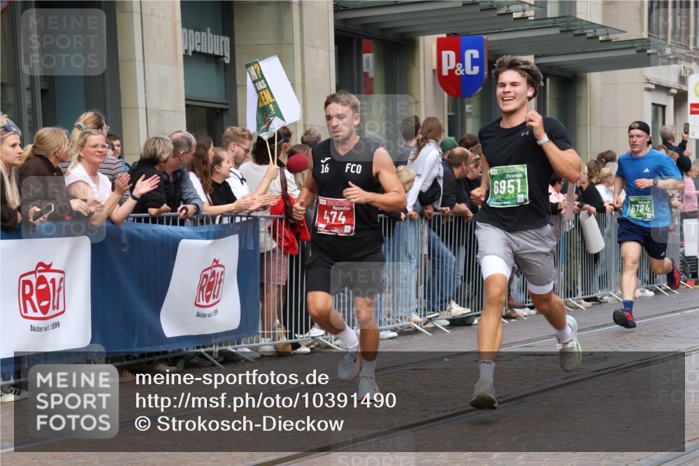 13.09.2026 - 21. swb-Marathon Bremen Strokosch-Dieckow http://msf.ph/oto/10391490 13.09.2026 13:06:32 Ziel 508, 521, 749, 788, 1009, 3127, 3794, 3910, 3973, 4574, 5238, 6784, 6951, 8580, 8888, 9708, 474, 1770, 1901, 1921, 2832, 4777, 7590, 8621, 8670, 9934, 13148 meine-sportfotos.de