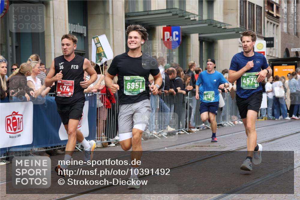 13.09.2026 - 21. swb-Marathon Bremen Strokosch-Dieckow http://msf.ph/oto/10391492 13.09.2026 13:06:32 Ziel 508, 521, 749, 788, 1009, 3127, 3794, 3910, 3973, 4574, 5238, 6784, 6951, 8580, 8888, 9708, 474, 1770, 1901, 1921, 2832, 4777, 7590, 8621, 8670, 9934, 13148 meine-sportfotos.de