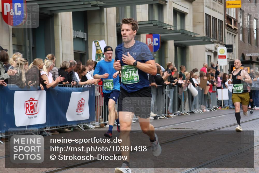 13.09.2026 - 21. swb-Marathon Bremen Strokosch-Dieckow http://msf.ph/oto/10391498 13.09.2026 13:06:33 Ziel 508, 521, 749, 788, 1009, 3127, 3794, 3910, 3973, 4574, 5238, 6784, 6951, 8580, 8888, 9708, 474, 508, 1770, 1901, 1921, 2832, 4777, 7590, 8621, 9934, 13148 meine-sportfotos.de