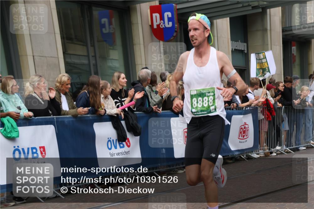 13.09.2026 - 21. swb-Marathon Bremen Strokosch-Dieckow http://msf.ph/oto/10391526 13.09.2026 13:06:40 Ziel 521, 749, 1540, 3127, 3794, 3973, 4574, 6053, 6784, 8580, 8888, 9708, 508, 788, 1009, 1770, 1921, 2832, 3910, 4777, 5238, 6951, 7590, 8621, 13148 meine-sportfotos.de