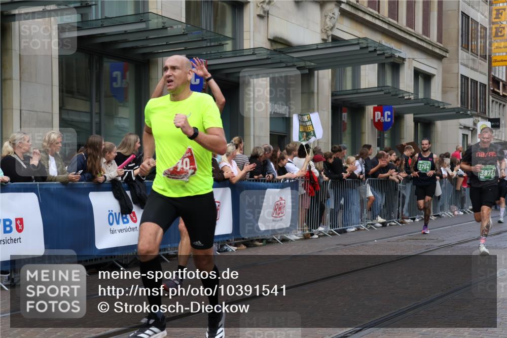 13.09.2026 - 21. swb-Marathon Bremen Strokosch-Dieckow http://msf.ph/oto/10391541 13.09.2026 13:06:46 Ziel 749, 1540, 1863, 3794, 3973, 6053, 7636, 7876, 8888, 8980, 9708, 9927, 508, 521, 788, 1009, 1770, 1921, 2832, 3127, 3910, 4574, 4777, 5238, 6784, 6951, 7590, 8580, 13148 meine-sportfotos.de