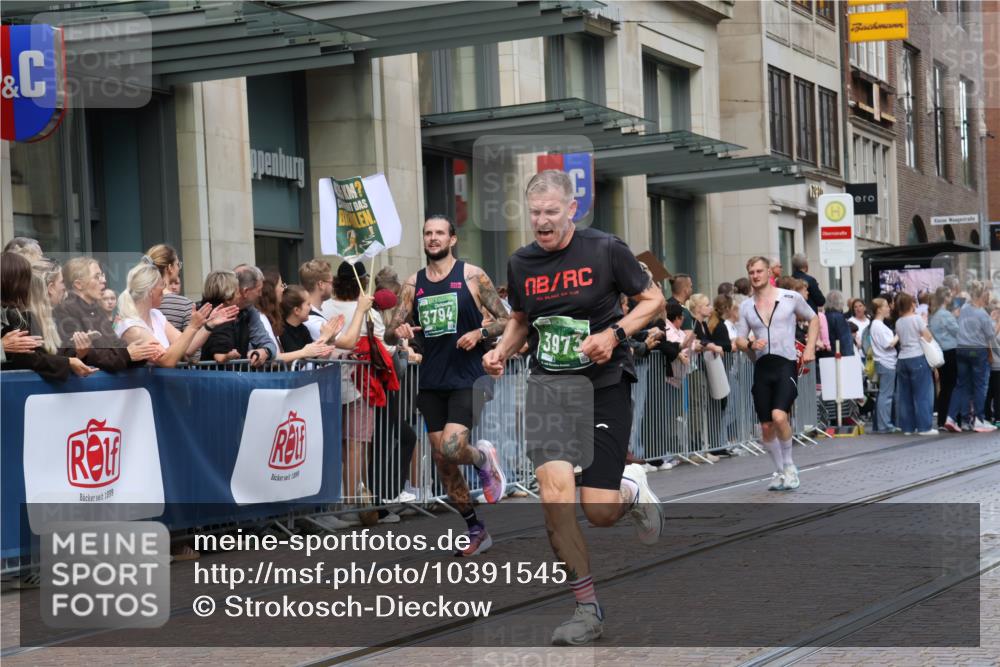 13.09.2026 - 21. swb-Marathon Bremen Strokosch-Dieckow http://msf.ph/oto/10391545 13.09.2026 13:06:47 Ziel 749, 1540, 1863, 3794, 3973, 6053, 7636, 7876, 8888, 8980, 9708, 9927, 508, 521, 788, 1009, 1770, 1921, 2832, 3127, 3910, 4574, 4777, 5238, 6784, 6951, 7590, 8580, 13148 meine-sportfotos.de