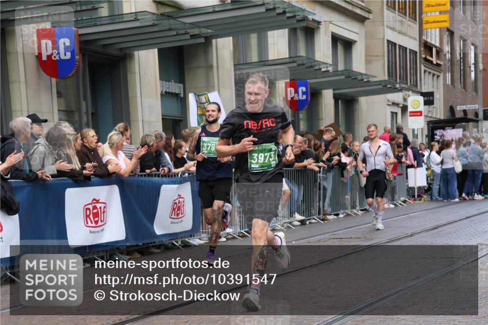 13.09.2026 - 21. swb-Marathon Bremen Strokosch-Dieckow http://msf.ph/oto/10391547 13.09.2026 13:06:47 Ziel 749, 1540, 1863, 3794, 3973, 6053, 7636, 7876, 8888, 8980, 9708, 9927, 508, 521, 788, 1009, 1770, 1921, 2832, 3127, 3910, 4574, 4777, 5238, 6784, 6951, 7590, 8580, 13148 meine-sportfotos.de