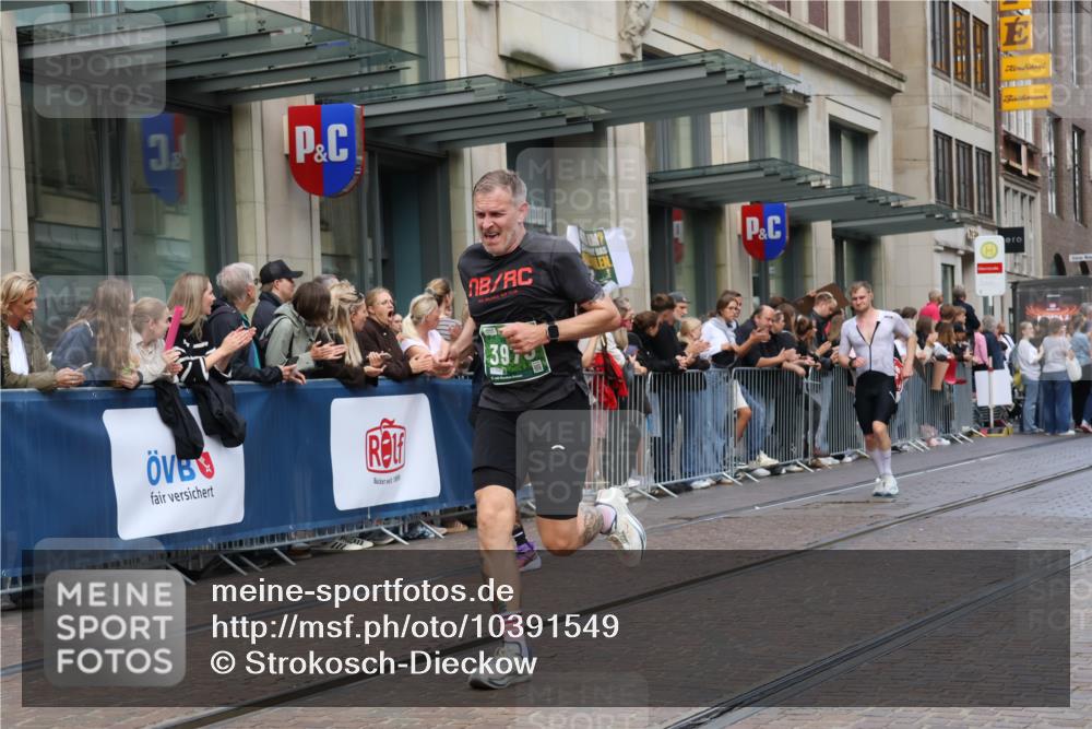 13.09.2026 - 21. swb-Marathon Bremen Strokosch-Dieckow http://msf.ph/oto/10391549 13.09.2026 13:06:47 Ziel 749, 1540, 1863, 3794, 3973, 6053, 7636, 7876, 8888, 8980, 9708, 9927, 508, 521, 788, 1009, 1770, 1921, 2832, 3127, 3910, 4574, 4777, 5238, 6784, 6951, 7590, 8580, 13148 meine-sportfotos.de