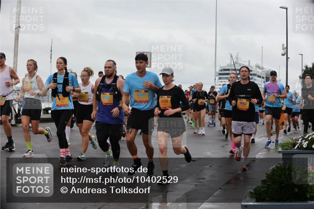 13.09.2026 - Kiel Lauf Andreas Tolksdorf http://msf.ph/oto/10402529 13.09.2026 11:01:32 Kiellinie 2090, 38, 4600, 6899, 9982 meine-sportfotos.de