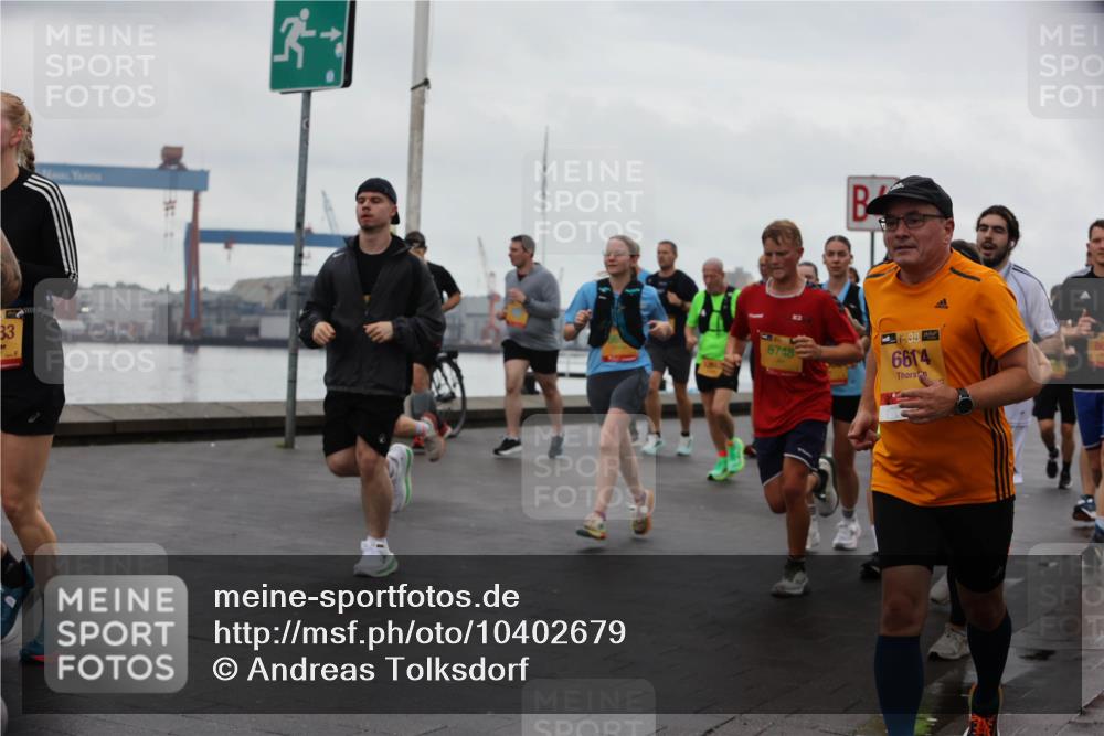 13.09.2026 - Kiel Lauf Andreas Tolksdorf http://msf.ph/oto/10402679 13.09.2026 11:02:01 Kiellinie 33, 5748, 38, 6614, 86 meine-sportfotos.de