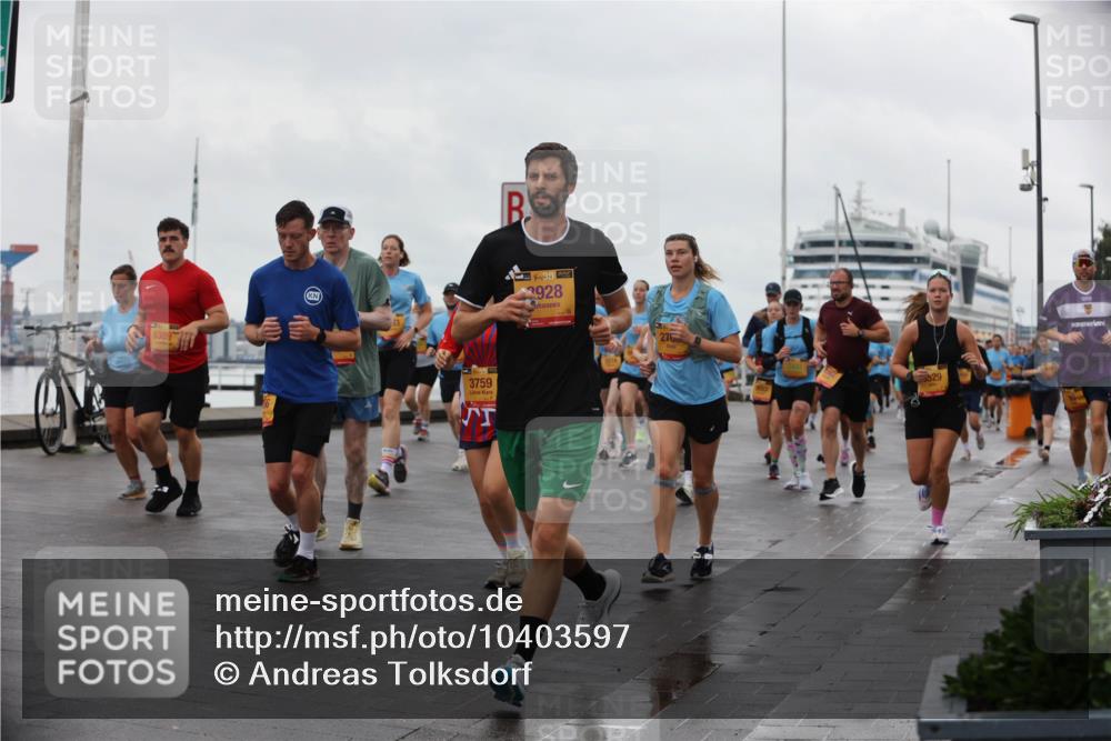 13.09.2026 - Kiel Lauf Andreas Tolksdorf http://msf.ph/oto/10403597 13.09.2026 11:03:54 Kiellinie 6389, 38, 2928, 3759, 529 meine-sportfotos.de