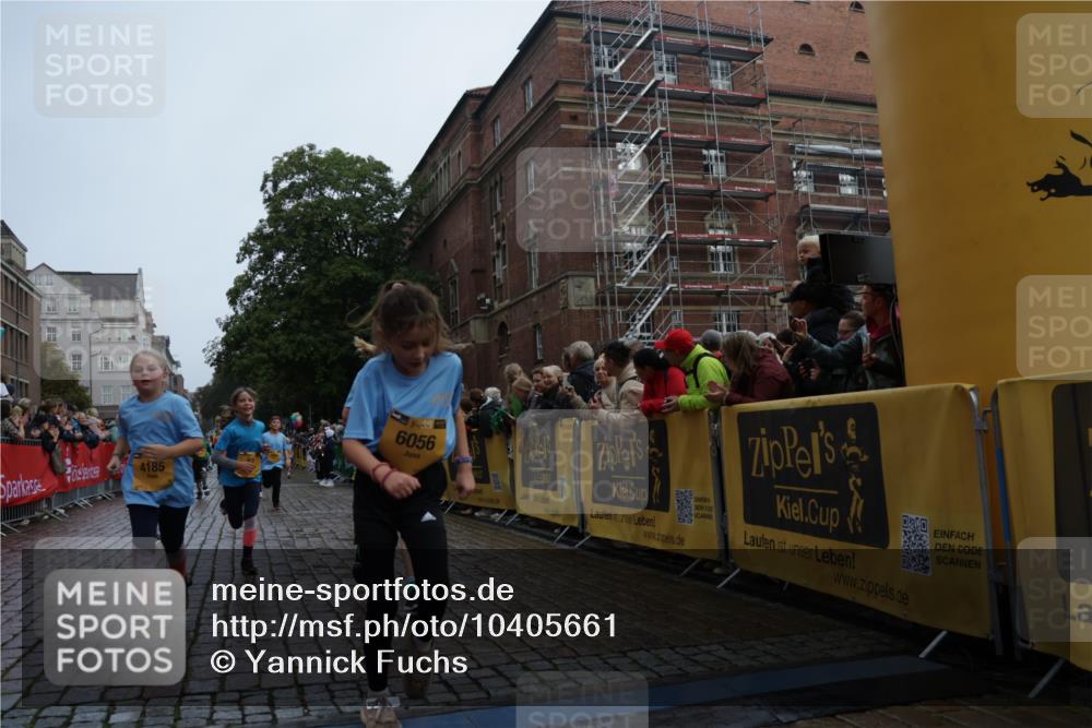 13.09.2026 - Kiel Lauf Yannick Fuchs http://msf.ph/oto/10405661 13.09.2026 08:57:35 Ziel 160, 406, 689, 700, 1051, 1546, 1714, 1769, 2128, 2439, 4382, 4383, 4834, 5006, 5762, 5765, 5984, 6459, 7478, 7547, 7715, 9062, 9324, 9579, 10428, 10876, 11356, 700, 2128, 2129, 2384, 3382, 3665, 4908, 5003, 5340, 5719, 5809, 7752, 8341, 9542, 10321, 10892, 11495, 11558, 12215, 12455, 12512, 57, 1520, 2326, 2964, 3020, 3359, 3375, 3691, 4182, 4185, 4321, 5093, 5219, 5244, 5666, 5733, 5895, 6056, 7058, 7604, 7608, 7609, 8668, 8838, 9870, 9872, 10847, 10889, 11227, 81, 2384 meine-sportfotos.de