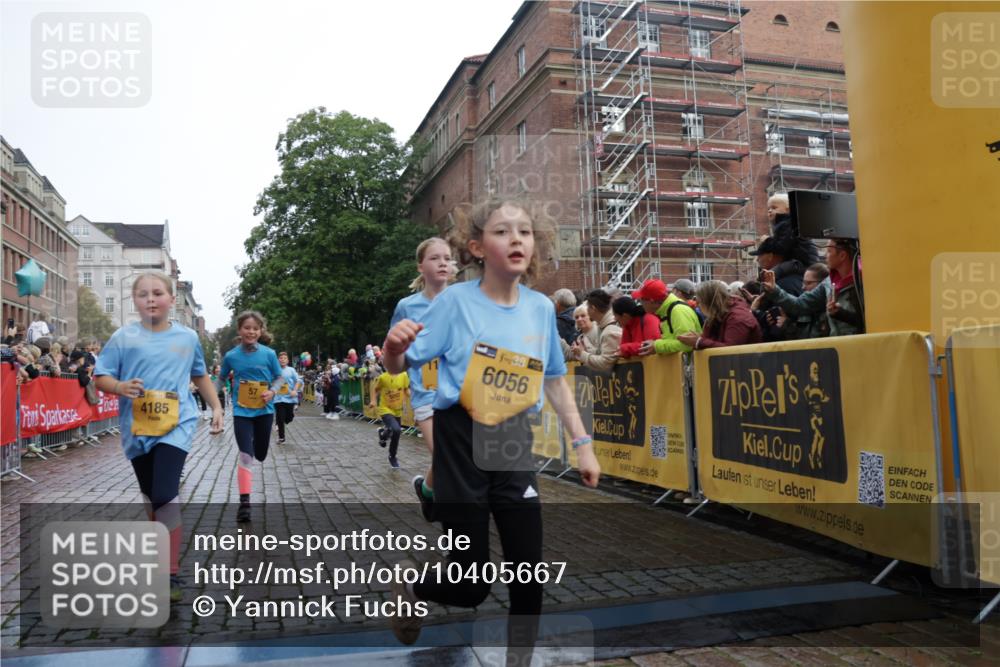 13.09.2026 - Kiel Lauf Yannick Fuchs http://msf.ph/oto/10405667 13.09.2026 08:57:35 Ziel 160, 406, 689, 700, 1051, 1546, 1714, 1769, 2128, 2439, 4382, 4383, 4834, 5006, 5762, 5765, 5984, 6459, 7478, 7547, 7715, 9062, 9324, 9579, 10428, 10876, 11356, 700, 2128, 2129, 2384, 3382, 3665, 4908, 5003, 5340, 5719, 5809, 7752, 8341, 9542, 10321, 10892, 11495, 11558, 12215, 12455, 12512, 57, 1520, 2326, 2964, 3020, 3359, 3375, 3691, 4182, 4185, 4321, 5093, 5219, 5244, 5666, 5733, 5895, 6056, 7058, 7604, 7608, 7609, 8668, 8838, 9870, 9872, 10847, 10889, 11227, 81, 2384 meine-sportfotos.de