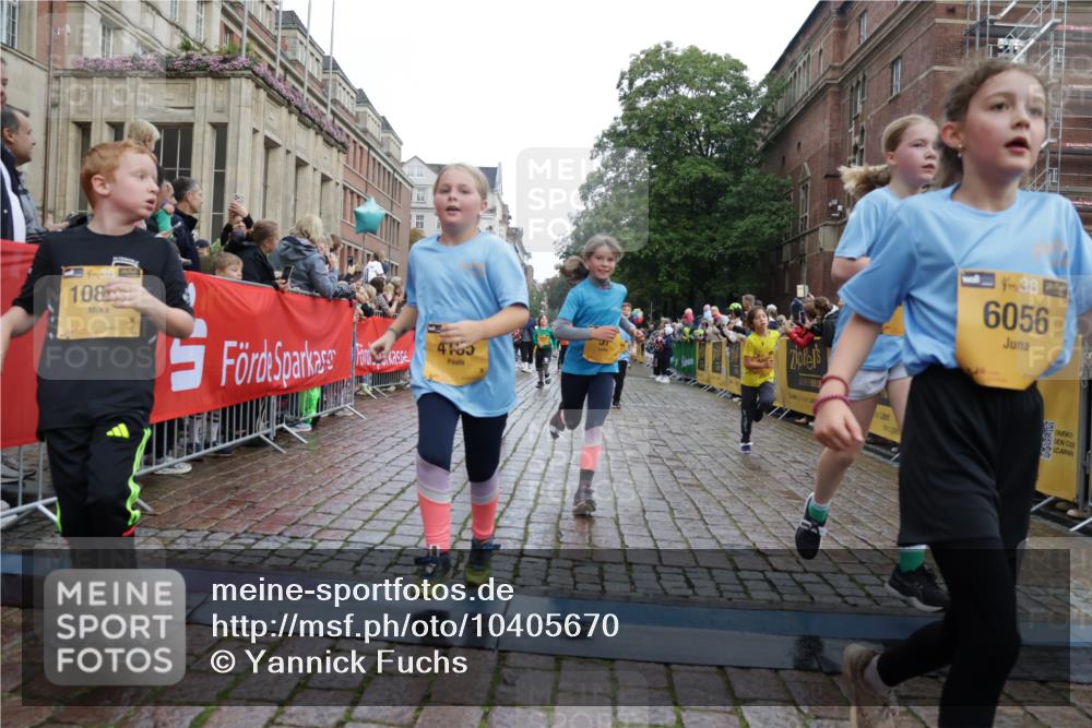 13.09.2026 - Kiel Lauf Yannick Fuchs http://msf.ph/oto/10405670 13.09.2026 08:57:35 Ziel 160, 406, 689, 700, 1051, 1546, 1714, 1769, 2128, 2439, 4382, 4383, 4834, 5006, 5762, 5765, 5984, 6459, 7478, 7547, 7715, 9062, 9324, 9579, 10428, 10876, 11356, 700, 2128, 2129, 2384, 3382, 3665, 4908, 5003, 5340, 5719, 5809, 7752, 8341, 9542, 10321, 10892, 11495, 11558, 12215, 12455, 12512, 57, 1520, 2326, 2964, 3020, 3359, 3375, 3691, 4182, 4185, 4321, 5093, 5219, 5244, 5666, 5733, 5895, 6056, 7058, 7604, 7608, 7609, 8668, 8838, 9870, 9872, 10847, 10889, 11227, 81, 2384 meine-sportfotos.de
