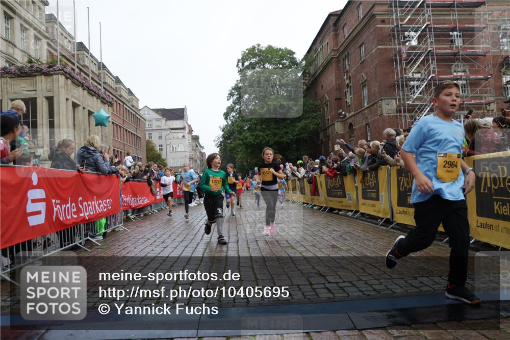 13.09.2026 - Kiel Lauf Yannick Fuchs http://msf.ph/oto/10405695 13.09.2026 08:57:39 Ziel 160, 406, 689, 1051, 1546, 1714, 2439, 3359, 3375, 4182, 4321, 4382, 4383, 5006, 5219, 5244, 5762, 5765, 5984, 6459, 7547, 7608, 7609, 7715, 9062, 9324, 9579, 10428, 10876, 11176, 11356, 700, 1769, 2128, 2129, 3382, 4834, 5003, 5340, 5719, 5809, 7478, 8341, 9542, 10321, 10892, 12215, 12512, 57, 1520, 2326, 2964, 3020, 3691, 4025, 4185, 5093, 5666, 5733, 5895, 6056, 7058, 7604, 8668, 8674, 8675, 8682, 8838, 9085, 9582, 9870, 9872, 10847, 10889, 11227, 2384 meine-sportfotos.de