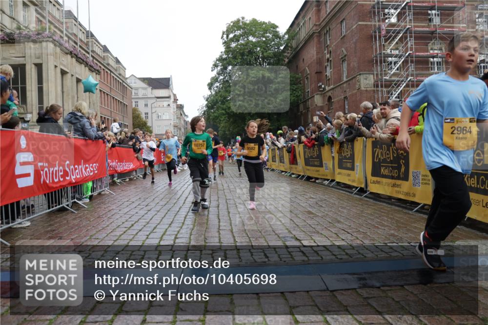 13.09.2026 - Kiel Lauf Yannick Fuchs http://msf.ph/oto/10405698 13.09.2026 08:57:39 Ziel 160, 406, 689, 1051, 1546, 1714, 2439, 3359, 3375, 4182, 4321, 4382, 4383, 5006, 5219, 5244, 5762, 5765, 5984, 6459, 7547, 7608, 7609, 7715, 9062, 9324, 9579, 10428, 10876, 11176, 11356, 700, 1769, 2128, 2129, 3382, 4834, 5003, 5340, 5719, 5809, 7478, 8341, 9542, 10321, 10892, 12215, 12512, 57, 1520, 2326, 2964, 3020, 3691, 4025, 4185, 5093, 5666, 5733, 5895, 6056, 7058, 7604, 8668, 8674, 8675, 8682, 8838, 9085, 9582, 9870, 9872, 10847, 10889, 11227, 2384 meine-sportfotos.de