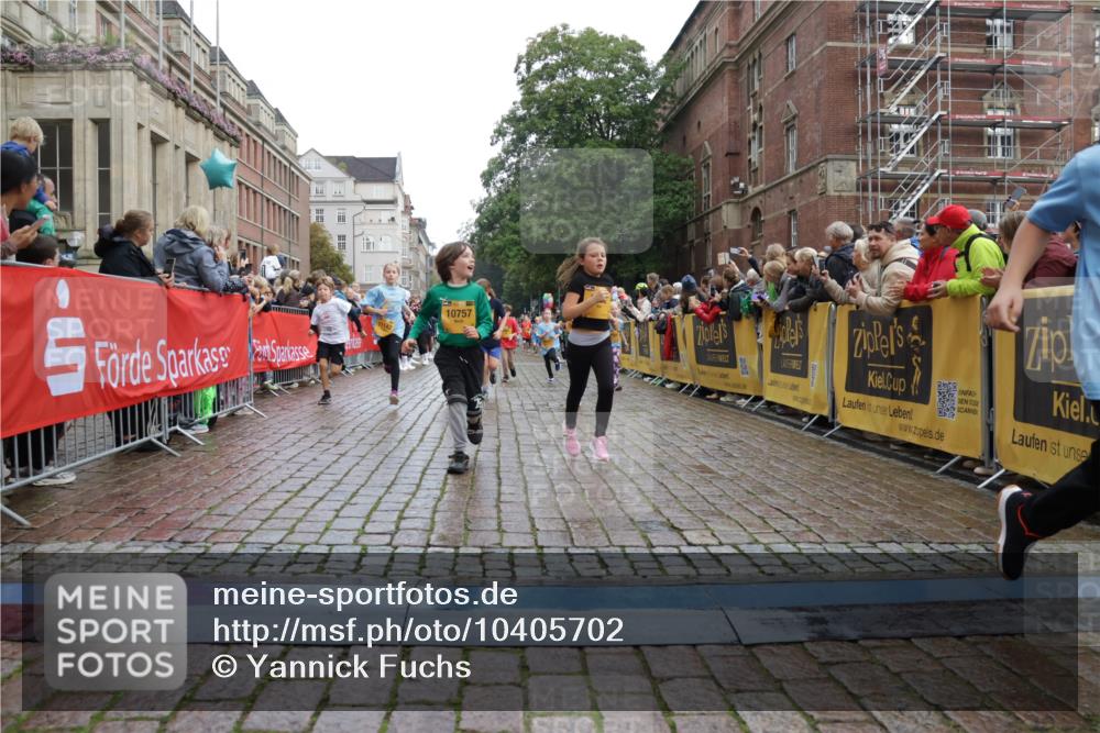 13.09.2026 - Kiel Lauf Yannick Fuchs http://msf.ph/oto/10405702 13.09.2026 08:57:39 Ziel 160, 406, 689, 1051, 1546, 1714, 2439, 3359, 3375, 4182, 4321, 4382, 4383, 5006, 5219, 5244, 5762, 5765, 5984, 6459, 7547, 7608, 7609, 7715, 9062, 9324, 9579, 10428, 10876, 11176, 11356, 700, 1769, 2128, 2129, 3382, 4834, 5003, 5340, 5719, 5809, 7478, 8341, 9542, 10321, 10892, 12215, 12512, 57, 1520, 2326, 2964, 3020, 3691, 4025, 4185, 5093, 5666, 5733, 5895, 6056, 7058, 7604, 8668, 8674, 8675, 8682, 8838, 9085, 9582, 9870, 9872, 10847, 10889, 11227, 2384 meine-sportfotos.de