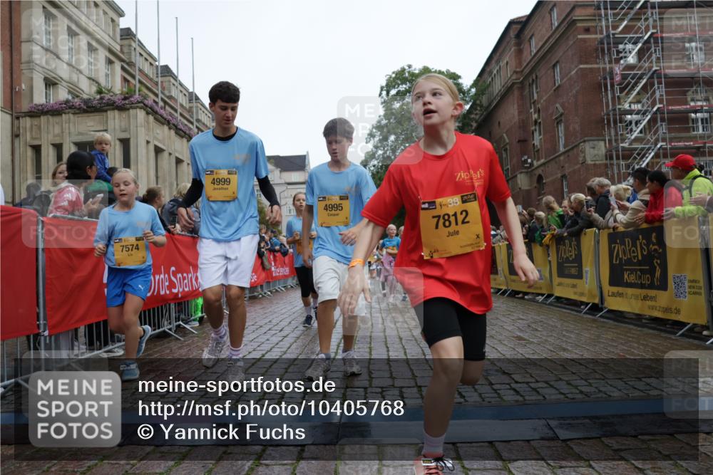 13.09.2026 - Kiel Lauf Yannick Fuchs http://msf.ph/oto/10405768 13.09.2026 08:57:49 Ziel 57, 689, 1520, 1714, 2326, 2439, 3020, 3359, 3375, 3691, 4182, 4185, 4321, 4382, 4383, 5093, 5219, 5244, 5666, 5733, 5762, 5765, 5895, 6056, 7058, 7547, 7604, 7608, 7609, 8668, 8838, 9870, 9872, 10847, 10889, 11176, 11227, 11339, 11640, 11860, 12157, 160, 406, 700, 1051, 1546, 1769, 2128, 2129, 2439, 3382, 4382, 4834, 5006, 5984, 6459, 7478, 7547, 7715, 9062, 9324, 9579, 10876, 10892, 11356, 1462, 1791, 2908, 2964, 3567, 3891, 4025, 8674, 8675, 8682, 9085, 9582 meine-sportfotos.de