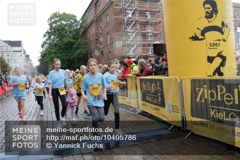 13.09.2026 - Kiel Lauf Yannick Fuchs http://msf.ph/oto/10405786 13.09.2026 08:57:51 Ziel 57, 1520, 2326, 2964, 3020, 3359, 3375, 3691, 4182, 4185, 4321, 5093, 5219, 5244, 5666, 5733, 5895, 6056, 7058, 7604, 7608, 7609, 8668, 8838, 9582, 9870, 9872, 10757, 10847, 10889, 11176, 11227, 11339, 11640, 11860, 12157, 160, 406, 689, 700, 1051, 1546, 1714, 1769, 2128, 2129, 2439, 3382, 4382, 4383, 4834, 5006, 5244, 5762, 5765, 5984, 6459, 7478, 7547, 7608, 7715, 9062, 9324, 9579, 10876, 10892, 11356, 1462, 1791, 2908, 3567, 3891, 4025, 8674, 8675, 8682, 9085 meine-sportfotos.de