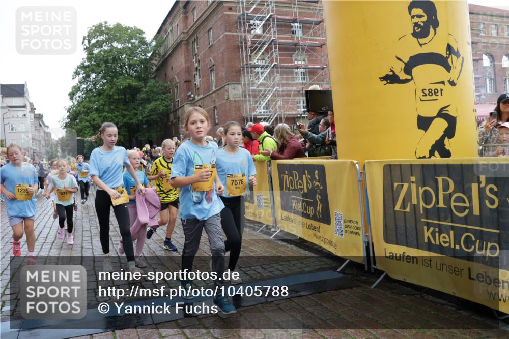 13.09.2026 - Kiel Lauf Yannick Fuchs http://msf.ph/oto/10405788 13.09.2026 08:57:51 Ziel 57, 1520, 2326, 2964, 3020, 3359, 3375, 3691, 4182, 4185, 4321, 5093, 5219, 5244, 5666, 5733, 5895, 6056, 7058, 7604, 7608, 7609, 8668, 8838, 9582, 9870, 9872, 10757, 10847, 10889, 11176, 11227, 11339, 11640, 11860, 12157, 160, 406, 689, 700, 1051, 1546, 1714, 1769, 2128, 2129, 2439, 3382, 4382, 4383, 4834, 5006, 5244, 5762, 5765, 5984, 6459, 7478, 7547, 7608, 7715, 9062, 9324, 9579, 10876, 10892, 11356, 1462, 1791, 2908, 3567, 3891, 4025, 8674, 8675, 8682, 9085 meine-sportfotos.de