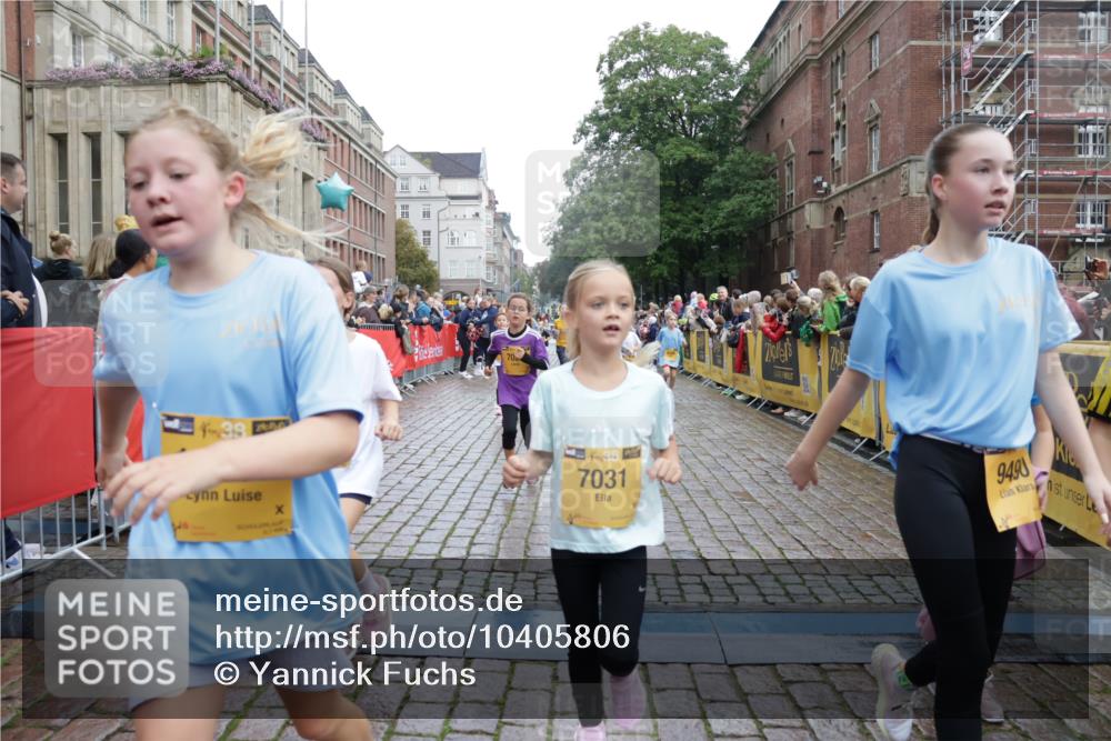 13.09.2026 - Kiel Lauf Yannick Fuchs http://msf.ph/oto/10405806 13.09.2026 08:57:53 Ziel 57, 1520, 2326, 2964, 3020, 3375, 3691, 4025, 4182, 4185, 5093, 5666, 5733, 5895, 6056, 7058, 7604, 7609, 8668, 8674, 8675, 8682, 8838, 9085, 9582, 9870, 9872, 10757, 10847, 10889, 11142, 11144, 11227, 11339, 11640, 11860, 12157, 160, 406, 689, 700, 1051, 1546, 1714, 1769, 2128, 2129, 2439, 3359, 3375, 3382, 4321, 4382, 4383, 4834, 5006, 5219, 5244, 5762, 5765, 5984, 6459, 7478, 7547, 7608, 7609, 7715, 9062, 9324, 9579, 10876, 10892, 11356, 1462, 1791, 2908, 3567, 3891 meine-sportfotos.de