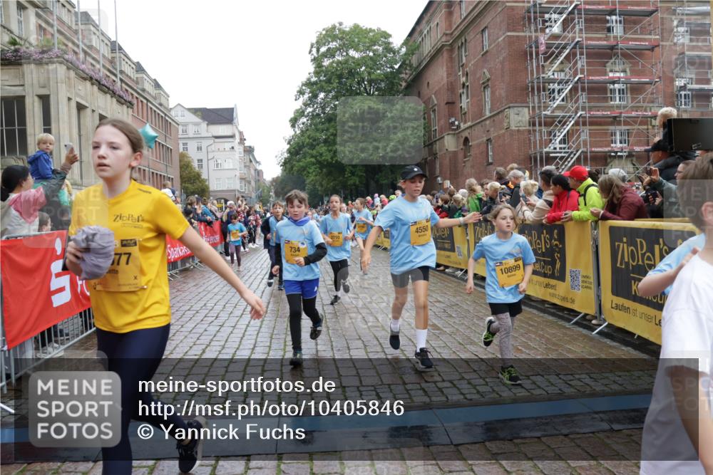 13.09.2026 - Kiel Lauf Yannick Fuchs http://msf.ph/oto/10405846 13.09.2026 08:57:58 Ziel 57, 1791, 2326, 2964, 3020, 3891, 4025, 4185, 5093, 5666, 5895, 6056, 6984, 7604, 8668, 8674, 8675, 8682, 8838, 9085, 9582, 9870, 9872, 10427, 10757, 10847, 10889, 11142, 11144, 11227, 11339, 11860, 12157, 160, 406, 689, 700, 1051, 1520, 1546, 1714, 1769, 2128, 2129, 2439, 3359, 3375, 3691, 4182, 4321, 4382, 4383, 4834, 5006, 5219, 5244, 5733, 5762, 5765, 5984, 6459, 7058, 7478, 7547, 7608, 7609, 7715, 9062, 9324, 9579, 10876, 11356, 734, 1462, 2908, 3567 meine-sportfotos.de