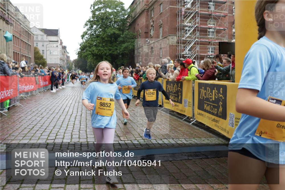 13.09.2026 - Kiel Lauf Yannick Fuchs http://msf.ph/oto/10405941 13.09.2026 08:58:06 Ziel 1462, 1791, 2908, 3567, 3891, 4025, 4995, 4999, 5005, 6350, 6984, 7026, 7031, 7574, 7576, 7812, 8674, 8675, 8682, 9085, 9097, 9372, 9490, 9582, 10350, 10427, 10566, 10757, 11142, 11144, 11638, 11673, 12216, 12357, 57, 160, 406, 689, 1051, 1520, 1714, 2326, 2439, 2964, 3020, 3359, 3375, 3691, 4182, 4185, 4321, 4382, 4383, 5006, 5093, 5219, 5244, 5666, 5733, 5762, 5765, 5895, 6056, 6459, 7058, 7547, 7604, 7608, 7609, 8668, 9062, 9324, 9579, 10876, 11356, 734 meine-sportfotos.de