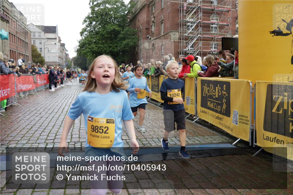 13.09.2026 - Kiel Lauf Yannick Fuchs http://msf.ph/oto/10405943 13.09.2026 08:58:07 Ziel 1462, 1791, 2908, 3567, 3891, 4025, 4491, 4995, 4999, 5005, 6246, 6350, 6428, 6984, 7026, 7031, 7574, 7576, 7812, 8674, 8675, 8682, 9085, 9097, 9372, 9490, 9585, 10350, 10427, 10566, 11142, 11144, 11638, 11673, 12216, 12357, 57, 160, 406, 689, 1051, 1520, 1714, 2326, 2439, 2964, 3020, 3359, 3375, 3691, 4182, 4185, 4321, 4382, 4383, 5006, 5093, 5219, 5244, 5666, 5733, 5762, 5765, 5895, 6056, 6459, 7058, 7547, 7604, 7608, 7609, 8668, 9062, 9324, 9579, 11356, 734 meine-sportfotos.de