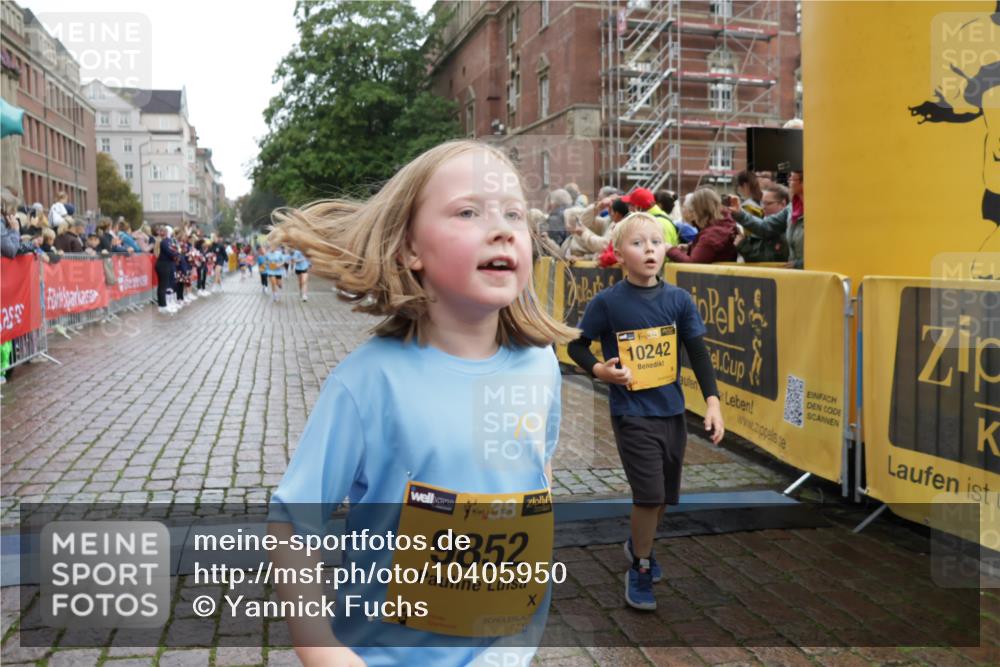 13.09.2026 - Kiel Lauf Yannick Fuchs http://msf.ph/oto/10405950 13.09.2026 08:58:07 Ziel 1462, 1791, 2908, 3567, 3891, 4025, 4491, 4995, 4999, 5005, 6246, 6350, 6428, 6984, 7026, 7031, 7574, 7576, 7812, 8674, 8675, 8682, 9085, 9097, 9372, 9490, 9585, 10350, 10427, 10566, 11142, 11144, 11638, 11673, 12216, 12357, 57, 160, 406, 689, 1051, 1520, 1714, 2326, 2439, 2964, 3020, 3359, 3375, 3691, 4182, 4185, 4321, 4382, 4383, 5006, 5093, 5219, 5244, 5666, 5733, 5762, 5765, 5895, 6056, 6459, 7058, 7547, 7604, 7608, 7609, 8668, 9062, 9324, 9579, 11356, 734 meine-sportfotos.de