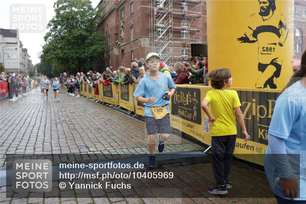 13.09.2026 - Kiel Lauf Yannick Fuchs http://msf.ph/oto/10405969 13.09.2026 08:58:09 Ziel 734, 1462, 1791, 2908, 3567, 3891, 4491, 4550, 4995, 4999, 5005, 6246, 6350, 6428, 6984, 7026, 7031, 7574, 7576, 7812, 9097, 9372, 9490, 9585, 9622, 10350, 10427, 10566, 10899, 11638, 11673, 12216, 12357, 57, 406, 689, 1051, 1520, 1714, 2326, 2439, 2964, 3020, 3359, 3375, 3691, 4025, 4182, 4185, 4321, 4382, 4383, 5093, 5219, 5244, 5666, 5733, 5762, 5765, 5895, 6056, 7058, 7547, 7604, 7608, 7609, 8668, 8674, 8675, 9324, 9579 meine-sportfotos.de