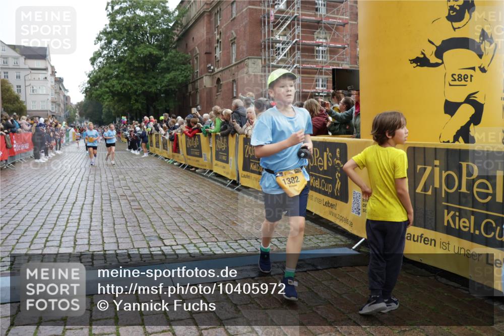 13.09.2026 - Kiel Lauf Yannick Fuchs http://msf.ph/oto/10405972 13.09.2026 08:58:09 Ziel 734, 1462, 1791, 2908, 3567, 3891, 4491, 4550, 4995, 4999, 5005, 6246, 6350, 6428, 6984, 7026, 7031, 7574, 7576, 7812, 9097, 9372, 9490, 9585, 9622, 10350, 10427, 10566, 10899, 11638, 11673, 12216, 12357, 57, 406, 689, 1051, 1520, 1714, 2326, 2439, 2964, 3020, 3359, 3375, 3691, 4025, 4182, 4185, 4321, 4382, 4383, 5093, 5219, 5244, 5666, 5733, 5762, 5765, 5895, 6056, 7058, 7547, 7604, 7608, 7609, 8668, 8674, 8675, 9324, 9579 meine-sportfotos.de