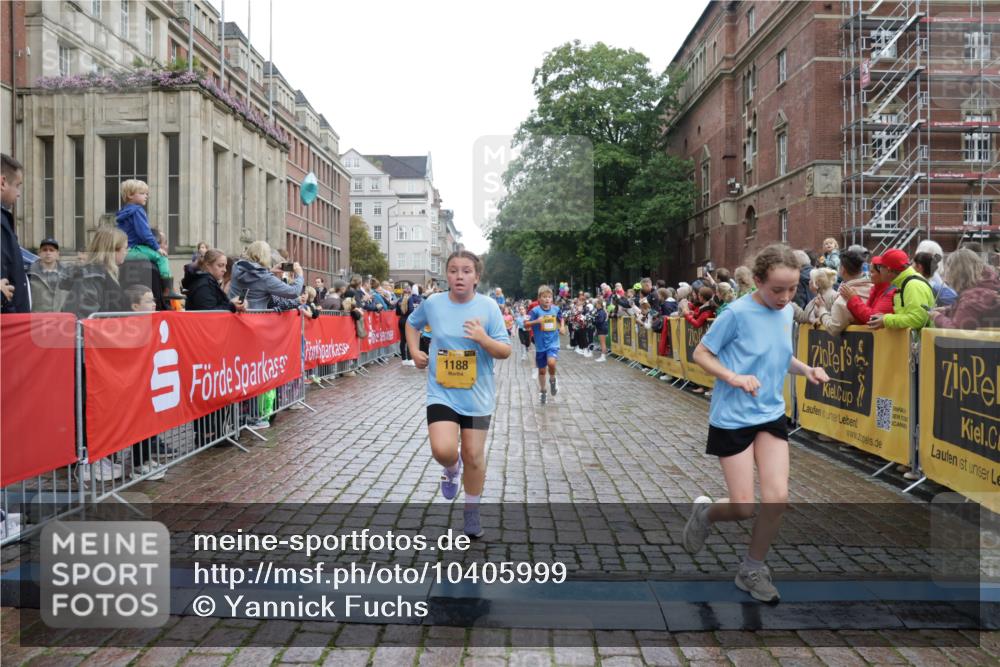 13.09.2026 - Kiel Lauf Yannick Fuchs http://msf.ph/oto/10405999 13.09.2026 08:58:13 Ziel 734, 1462, 2710, 2908, 3145, 3150, 3492, 3567, 4491, 4550, 4995, 4999, 5005, 6246, 6350, 6428, 6588, 7018, 7026, 7031, 7574, 7576, 7812, 9097, 9372, 9490, 9585, 9622, 9701, 10350, 10427, 10566, 10890, 10899, 11077, 11638, 11673, 12216, 12357, 57, 689, 1520, 1714, 1791, 2326, 2439, 2964, 3020, 3359, 3375, 3691, 3891, 4025, 4182, 4185, 4321, 4382, 4383, 5093, 5219, 5244, 5666, 5733, 5762, 5765, 5895, 6056, 6984, 7058, 7547, 7604, 7608, 7609, 8668, 8674, 8675, 9324 meine-sportfotos.de